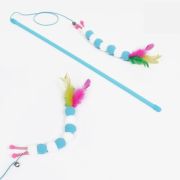 Игрушка д/кошек Дразнилка WOGY Гусеница с перьями на палочке l=49см, с колокольчиком микс арт.10123-0909